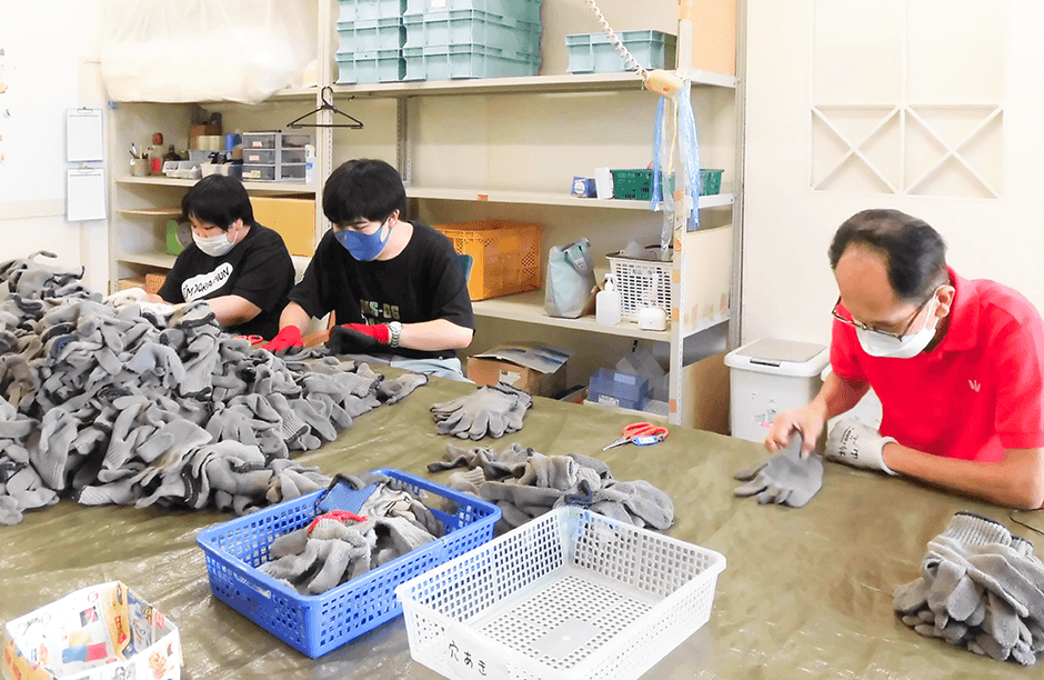 軍手の検品とまとめ作業